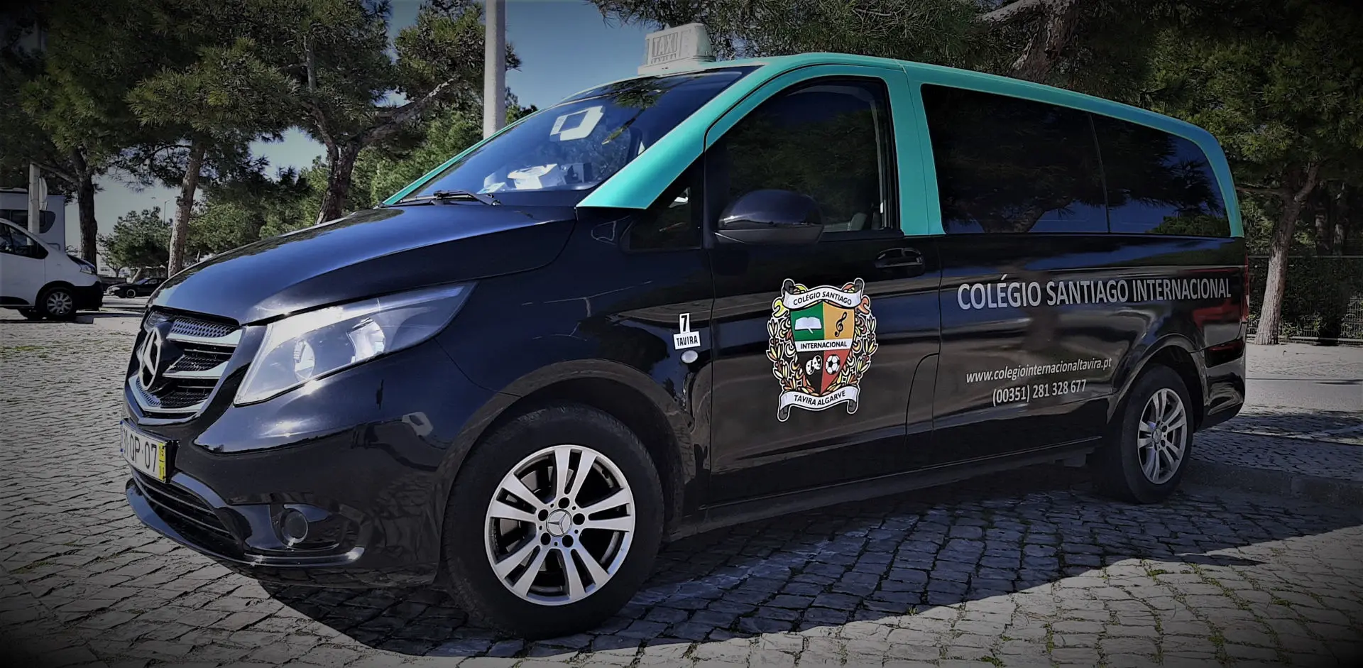 Taxi disponible dans la ville de Tavira, offrant des transferts et des services de transport fiables aux touristes et aux résidents.