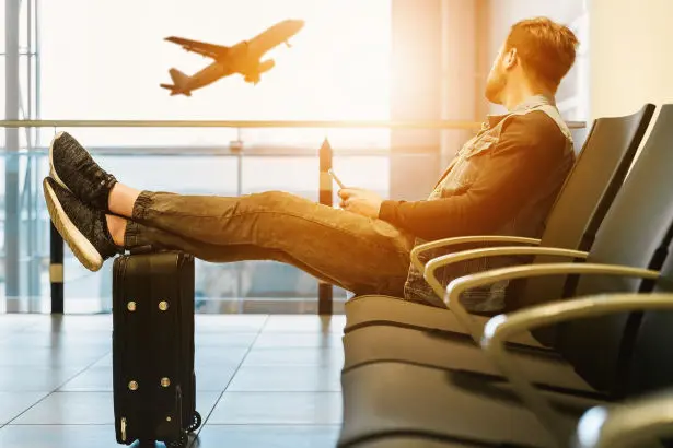 Taxi prêt à l'aéroport de Faro pour un transport direct vers Tavira et d'autres villes de l'Algarve.