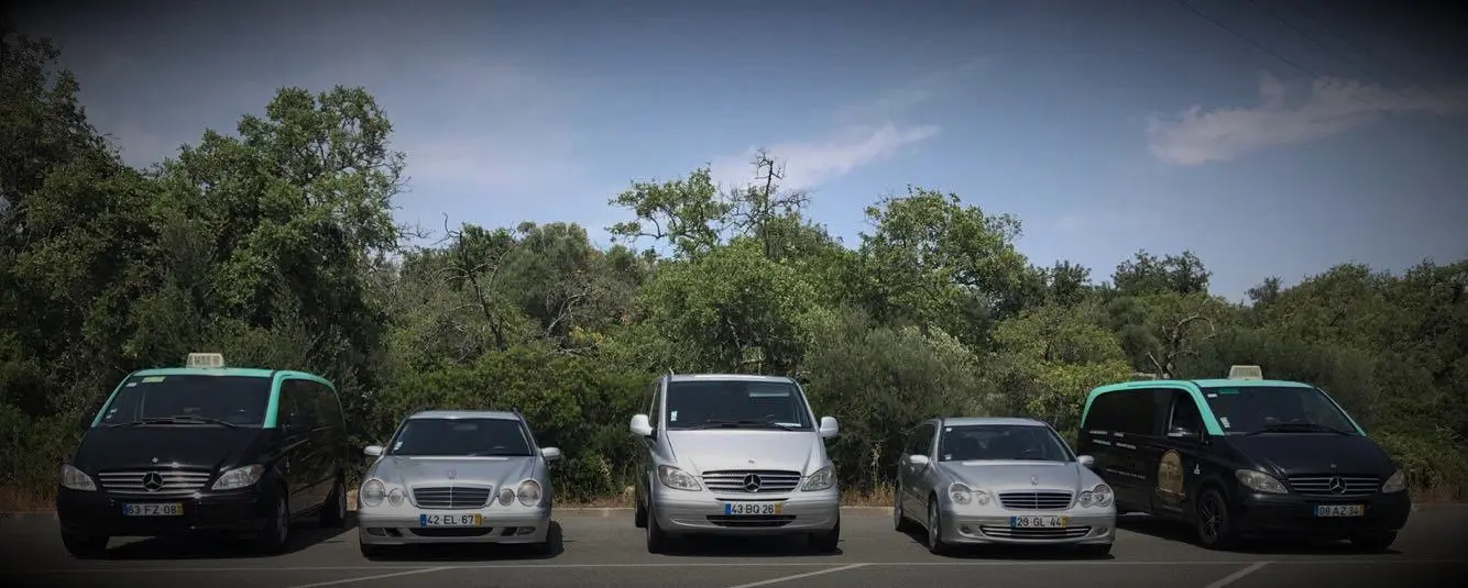 Frota de táxis moderna e confortável, oferecendo serviços de transporte na cidade de Tavira e transfer para o Aeroporto de Faro.